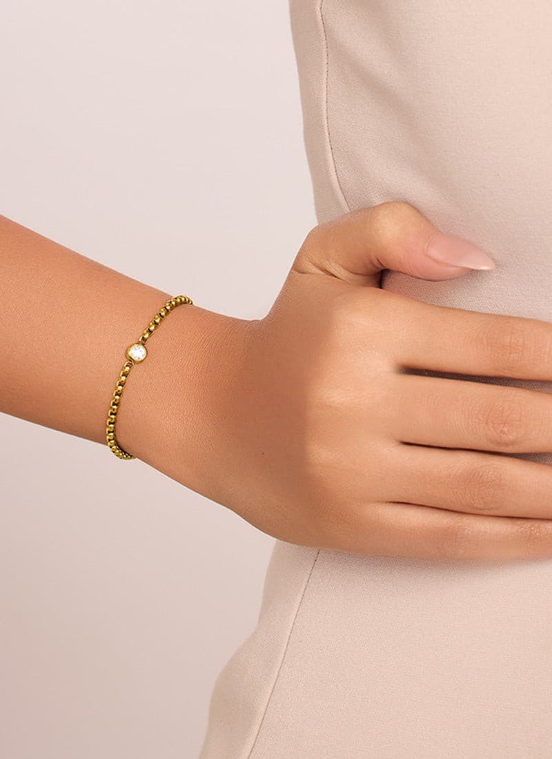 model wearing a box-chain solitaire bracelet by elra