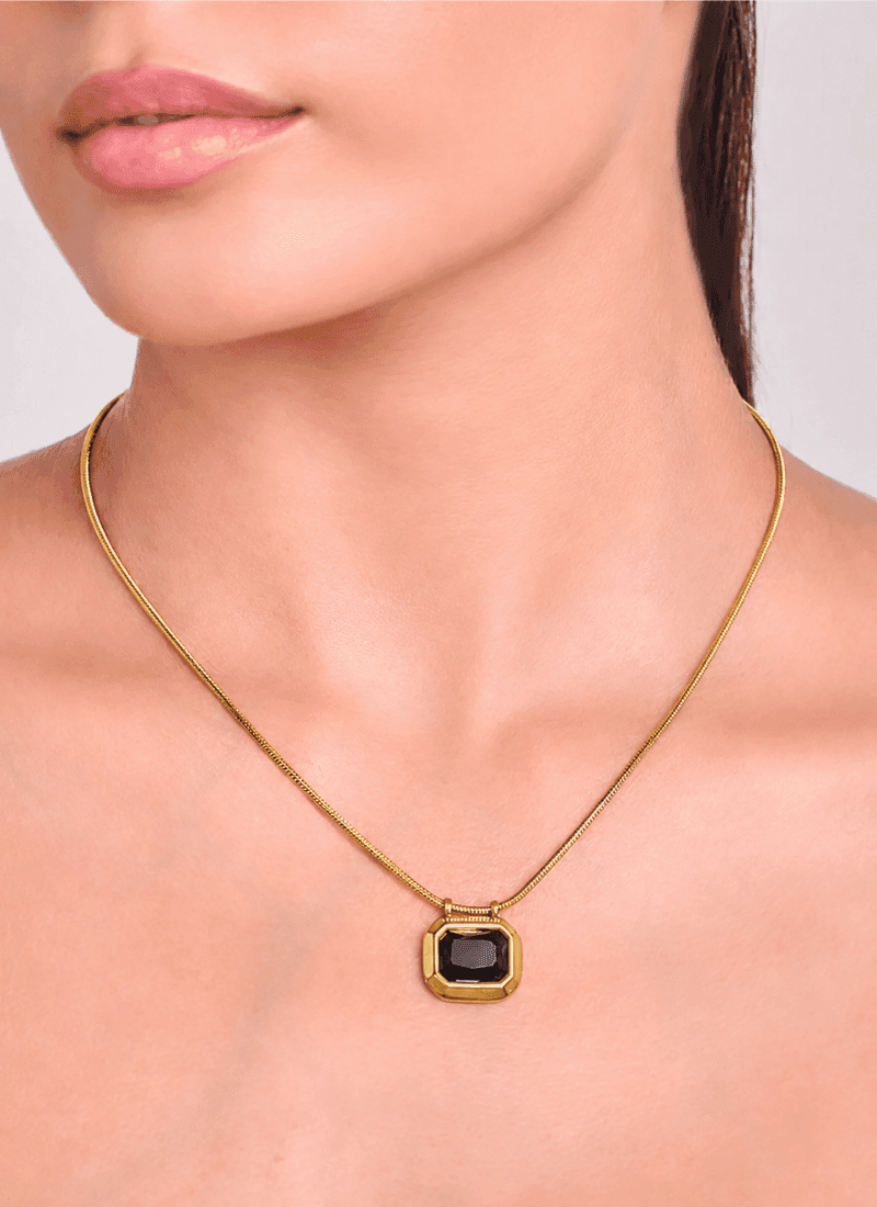 Golden Frame Necklace:Black